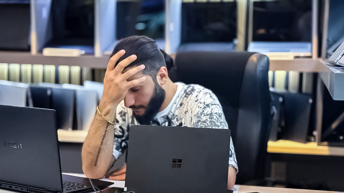 دلایل سخت‌افزاری کند شدن لپ تاپ: از هارد قدیمی تا باتری فرسوده