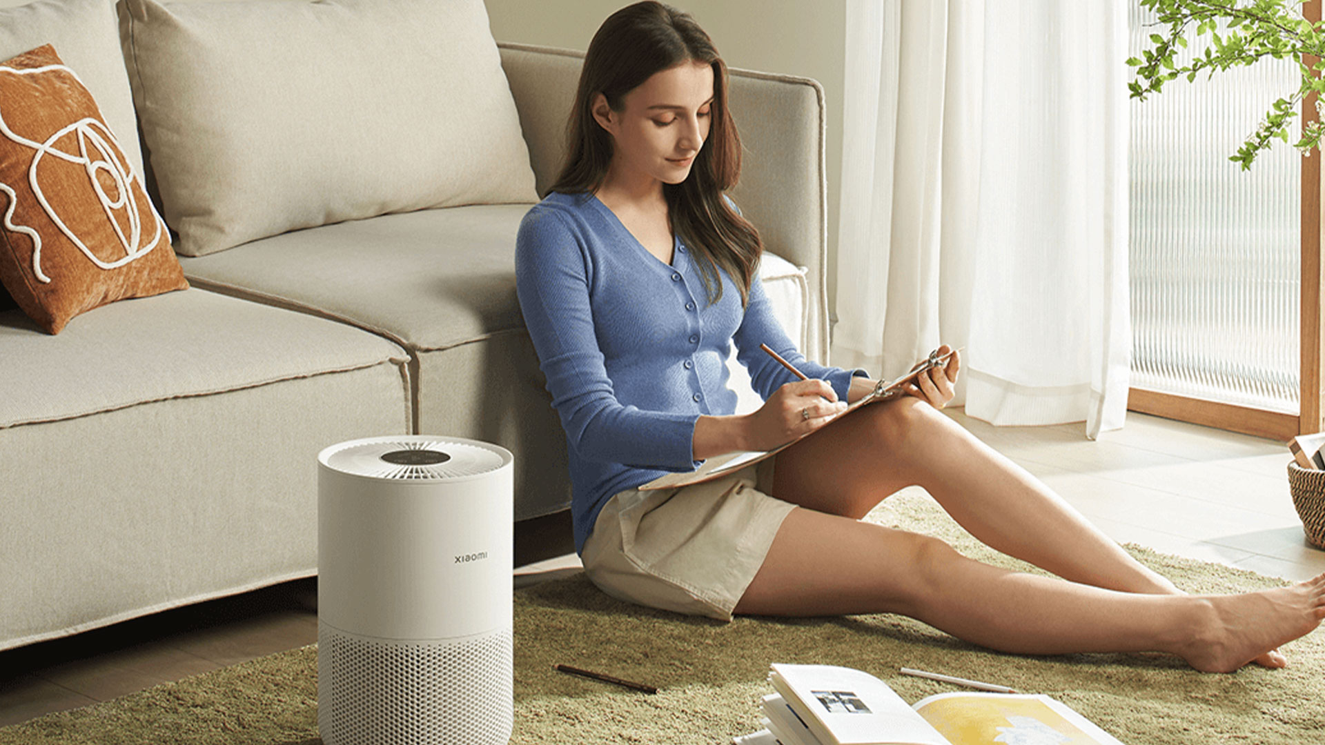 تصور کنید صبحی در تهران بیدار می‌شوید و پنجره را باز می‌کنید، اما به جای هوای تازه، با لایه‌ای غلیظ از دود و گرد و غبار مواجه می‌شوید که نفس کشیدن را سخت می‌کند. آلودگی هوا در تهران، به ویژه در سال 2025، به سطوح بحرانی رسیده است؛ طبق گزارش‌های IQAir، تهران اغلب رتبه اول آلوده‌ترین شهر جهان را کسب کرده و شاخص کیفیت هوا (AQI) آن به بیش از 233 می‌رسد، با سطوح PM2.5 بالای 103 میکروگرم بر متر مکعب که کودکان، سالمندان و افراد مبتلا به بیماری‌های تنفسی را در معرض خطر جدی قرار می‌دهد. این آلودگی نه تنها از خودروها و کارخانه‌ها ناشی می‌شود، بلکه گرد و غبار فصلی و وارونگی هوا در زمستان‌ها آن را تشدید می‌کند، منجر به تعطیلی مدارس و افزایش مراجعه به بیمارستان‌ها می‌شود. در چنین شرایطی، حفظ هوای پاک داخل خانه بیش از همیشه ضروری است، جایی که خانواده‌ها بیشترین زمان خود را سپری می‌کنند و کودکان در آن بازی می‌کنند.