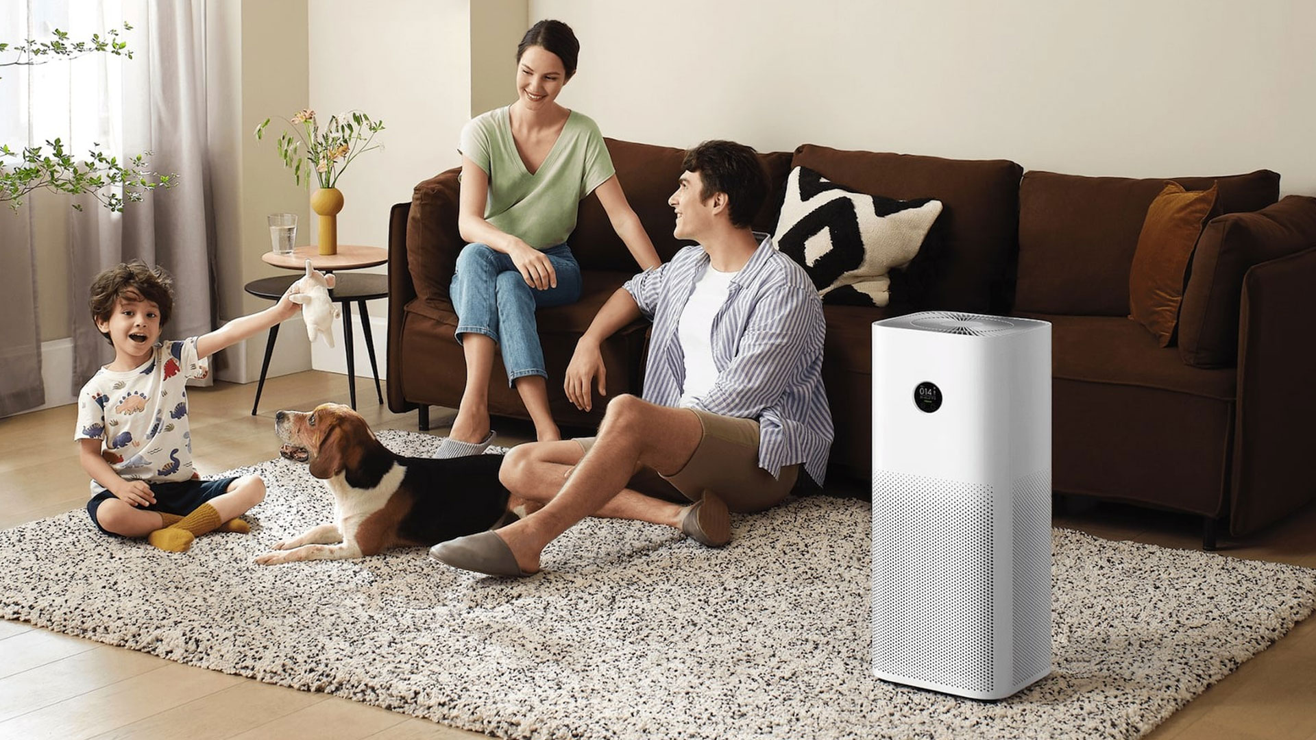 مفهوم CADR (Clean Air Delivery Rate) نشان‌دهنده حجم هوای تصفیه‌شده در ساعت است، و با 400 متر مکعب، Xiaomi Air Purifier 4 عملکرد بالایی دارد، که برای حذف سریع آلاینده‌ها ایده‌آل است. این نرخ بالا، دستگاه را برای محیط‌های آلوده مانند تهران مناسب می‌کند، جایی که نیاز به تصفیه سریع وجود دارد.